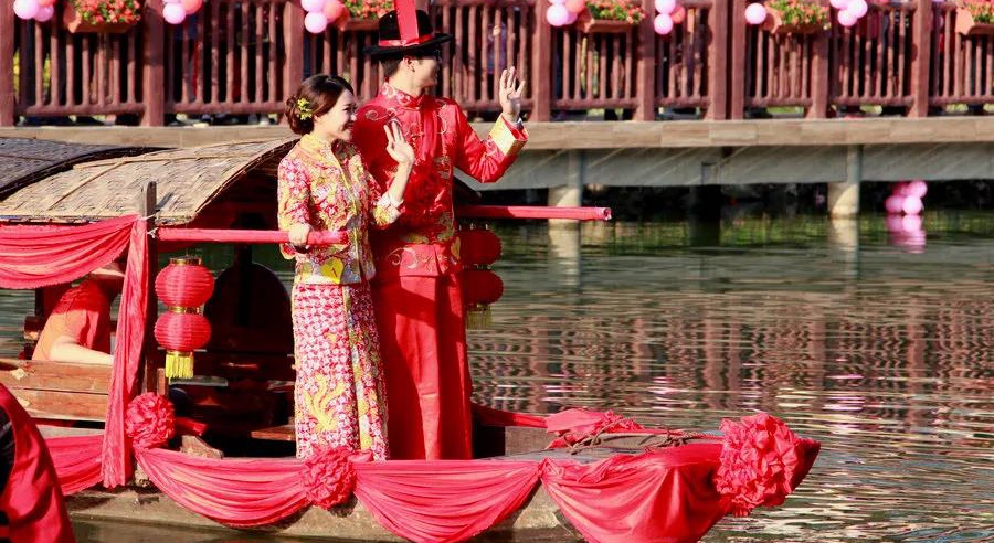 【非遗记忆•白马湖•渔家婚礼】跨火盆、拜天地、乌篷船接亲...这场渔家婚礼告诉你传统婚礼有多美！