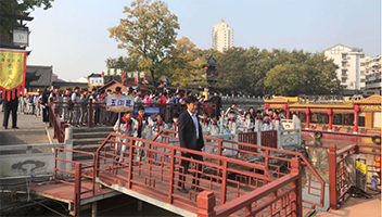 里运河游船迎来秋游小高峰