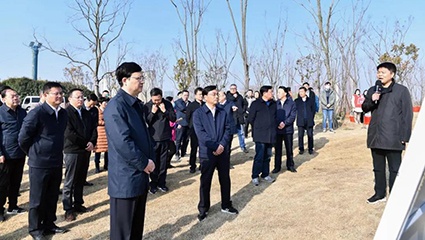 市领导赴大运河畔参加义务植树活动