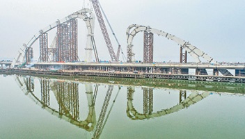 白马湖大桥钢拱塔合龙