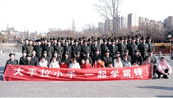 【活动掠影】里运河景区：大手拉小手 一起学雷锋