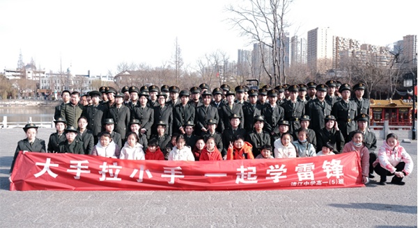 【活动掠影】里运河景区：大手拉小手 一起学雷锋