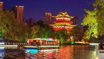 里运河畔游人如织 多彩活动点亮假期“夜经济”