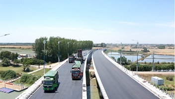 【重点工程】白马湖大道全线沥青混凝土摊铺完成