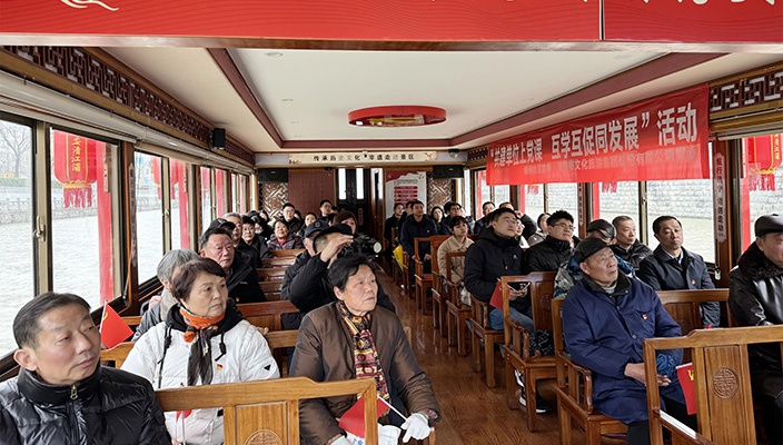 市文旅集团与板闸社区开展党建共建活动