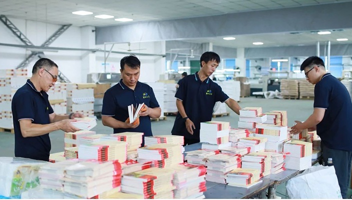 新华企业开足马力赶印秋季教材教辅